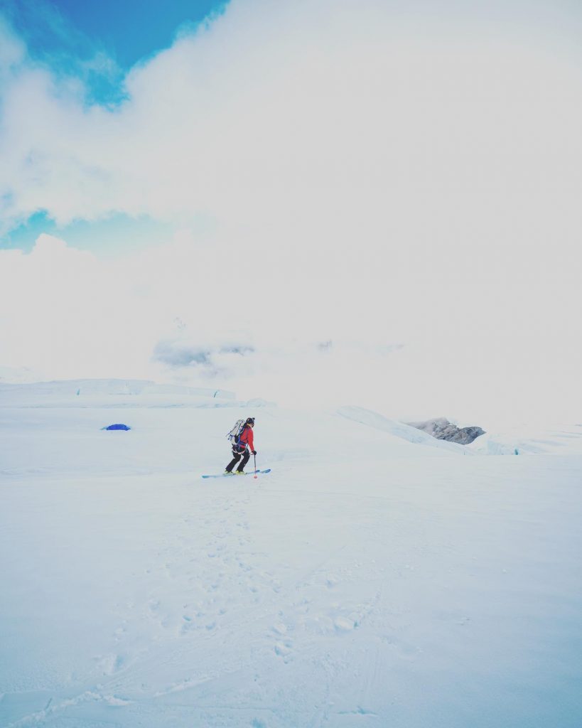 Fase discesa con gli sci Makalu. Foto Adrian Ballinger