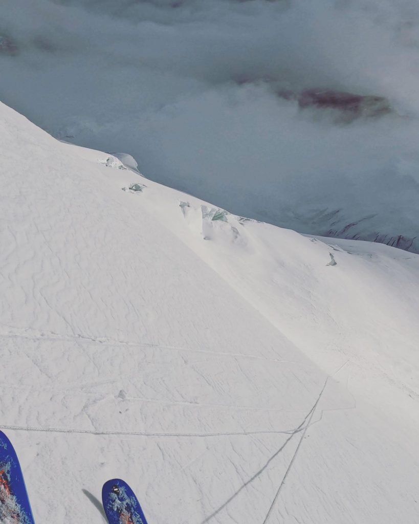 Fase discesa con gli sci Makalu. Foto Adrian Ballinger