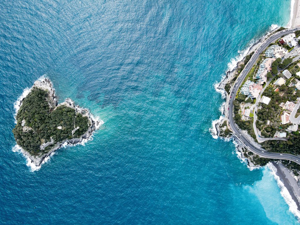 Bergeggi. Un cono di roccia calcarea a forma di cuore coperto dalla vegetazione, a 250 metri dalla punta del Maiolo, alla quale un tempo era forse unito. Sulla vetta dell’isola, protetta e inaccessibile, i romani costruirono un torrione circolare, su cui nel Medioevo fu eretta una torre quadrata. Foto AerialDronePics/Adobe Stock