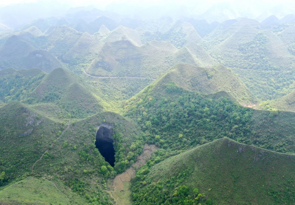 Un Tiankeng nel Leye-Fengshan Global Geopark - Foto ANSA (Credit Image: © Zhou Hua/Xinhua via ZUMA Wire)
