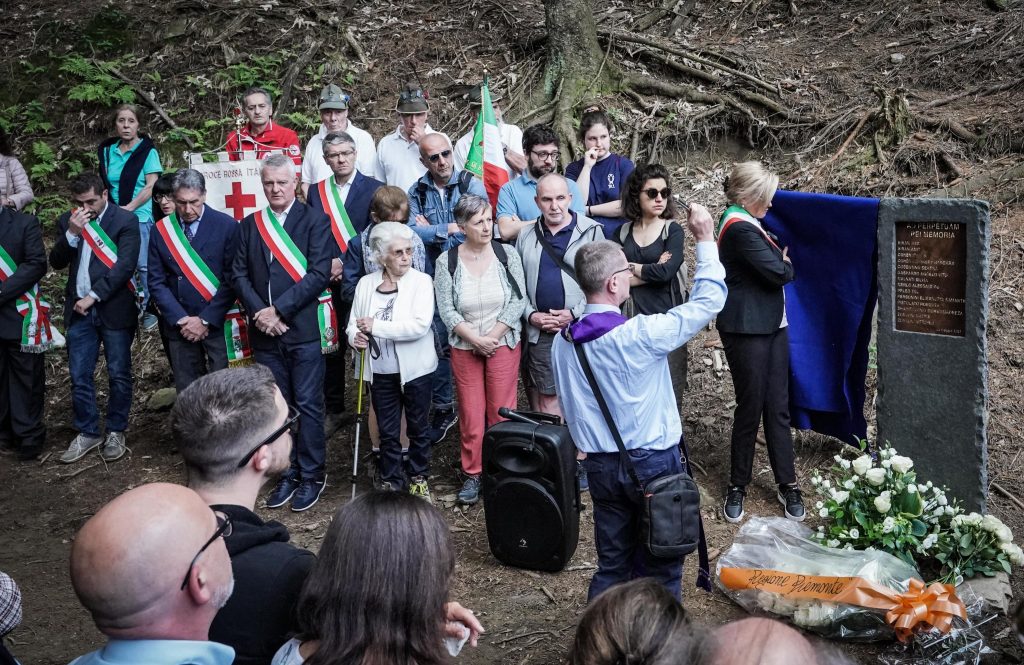Inaugurazione, con i famigliari , del ceppo in ricordo delle vittime strage della funivia del Mottarone ad un anno dell