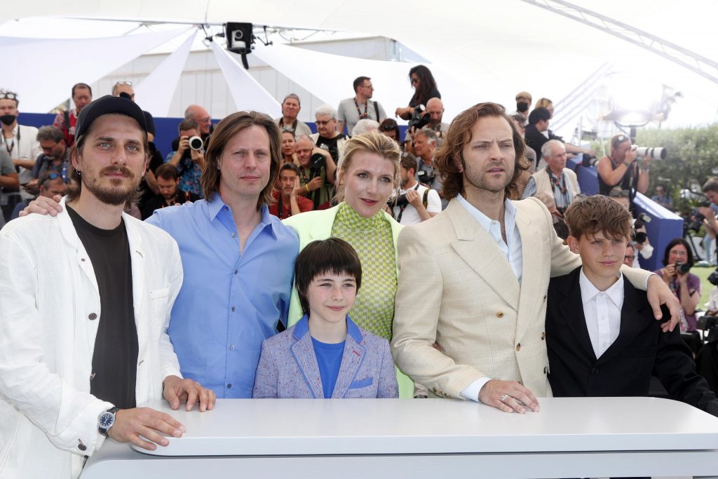 Luca Marinelli and Felix Van Groeningen, Lupo Barbiero, Charlotte Vandermeersch, Alessandro Borghi e Christian Sassella al photocall per "Le Otto Montagne" a Cannes - Foto ANSA/EPA/Guillaume Horcajuelo