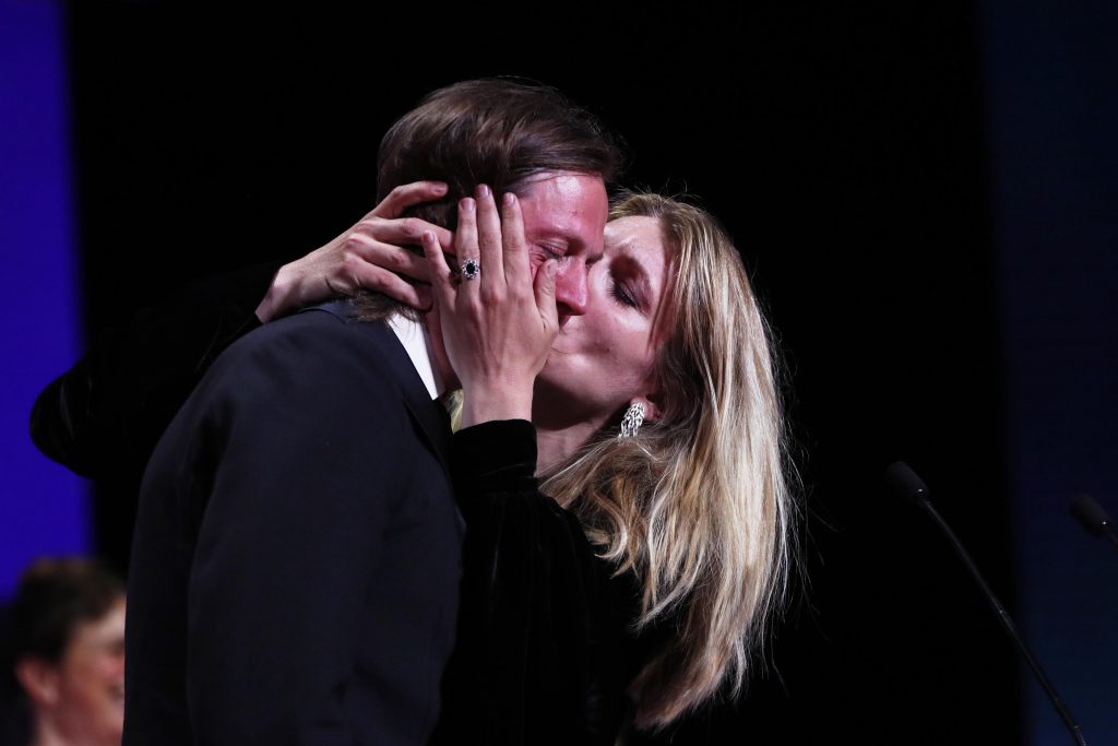 Felix Van Groeningen e Charlotte Vandermeersch sul palco del Festival di Cannes Jury - Foto ANSA/EPA/GUILLAUME HORCAJUELO