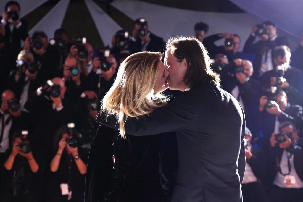 Felix Van Groeningen e Charlotte Vandermeersch sul palco del Festival di Cannes Jury - Foto ANSA EPA/CLEMENS BILAN