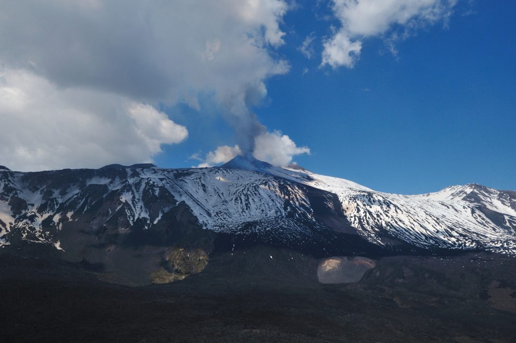 Etna e Alle del Bove. Foto via Wikimedia commons