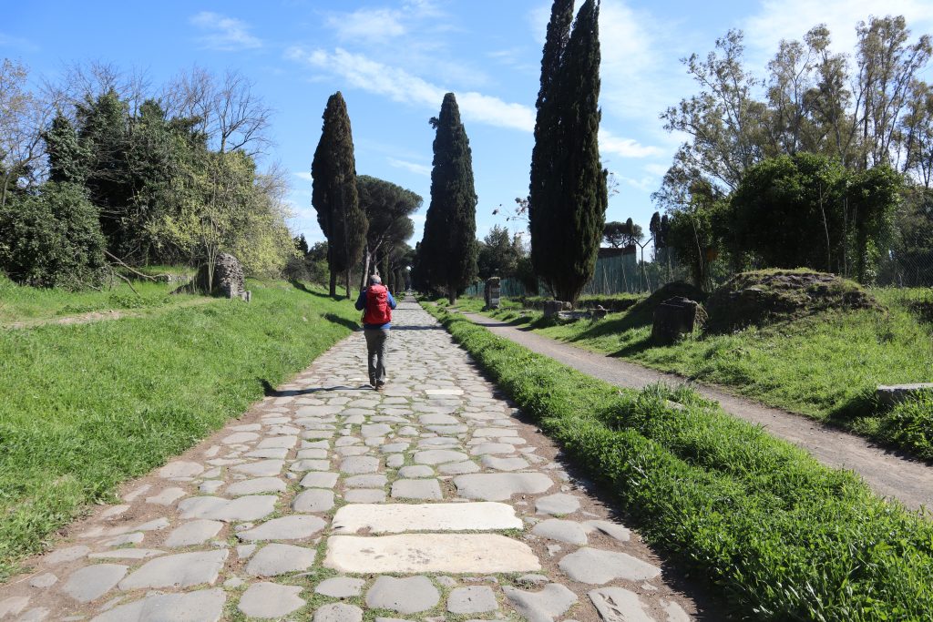 Guida La Via Francigena nel Sud - Terre di mezzo Editore - Roma, Basolato con Camminatore -Foto Angelofabio Attolico e Lorenzo Lozito