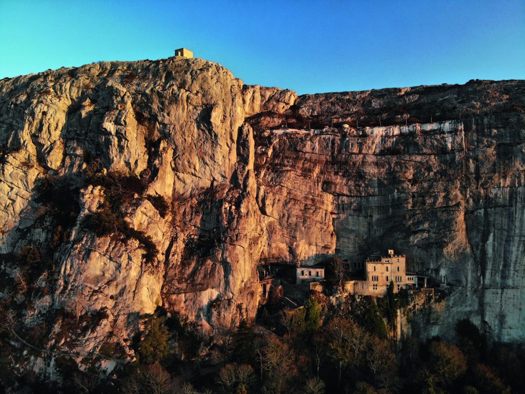 La grotta della Sainte- Baume è oggi inglobata negli edifici del convento domenicano, incastonato nella falesia di calcare.
Sul plateau sommitale, si nota la cappella
di Saint-Pilon. Foto Umberto Isman