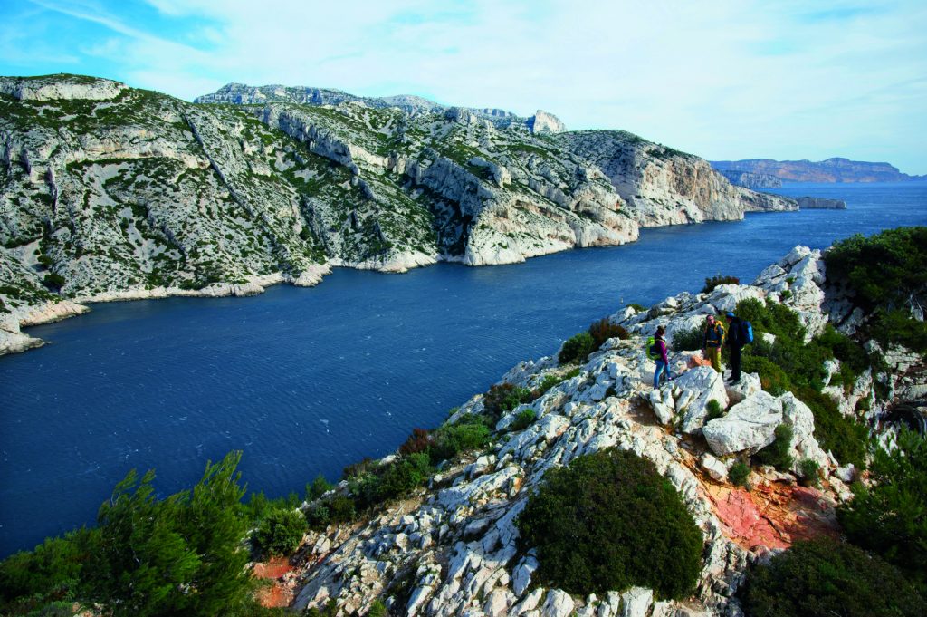  Sormiou è uno dei fiordi più profondi del Parco nazionale. Qui Si può ammirare dal promontorio del Bec de Sormiou, con una breve digressione dal sentiero che attraversa le Calanques in due giorni di cammino, da Marsiglia a Cassis. Foto Umberto Isman 