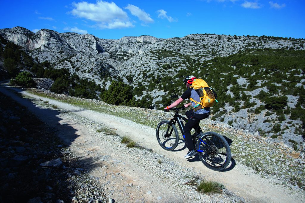 In bici nelle Calanques. Foto Umberto Isman