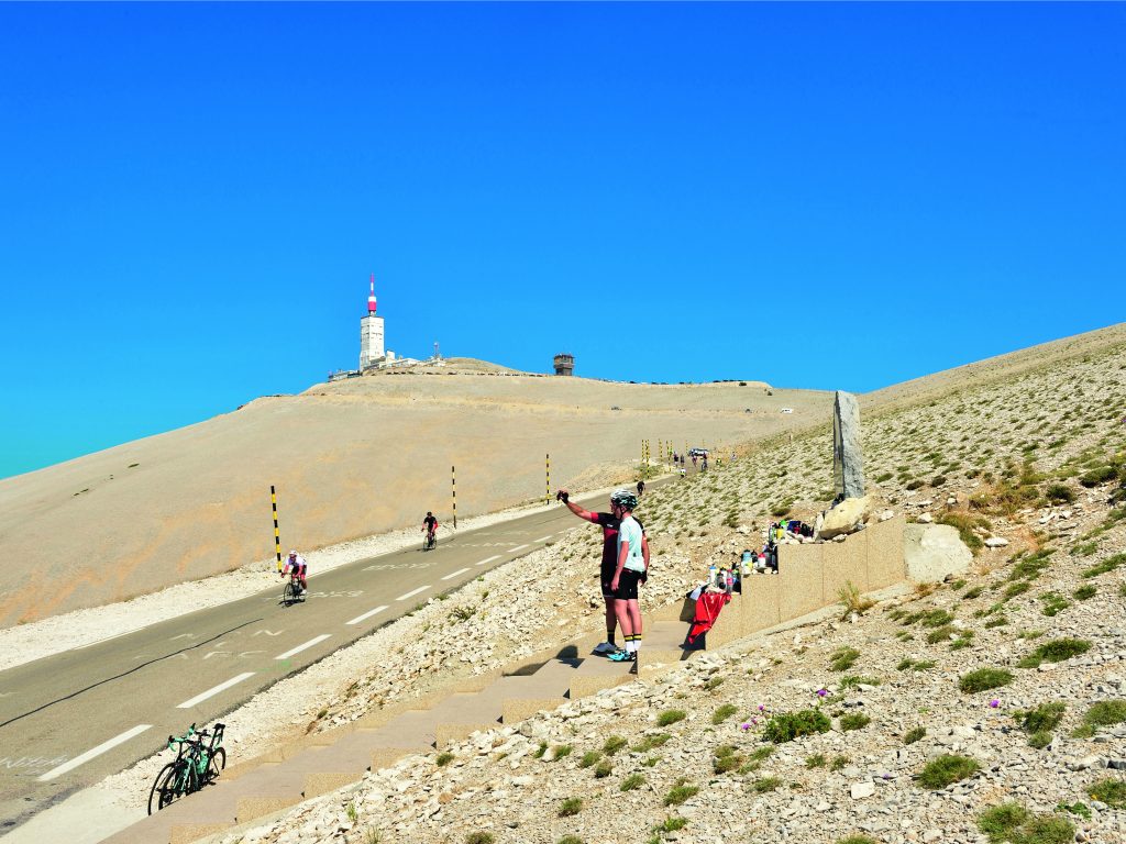 Il versante sud del Mont Ventoux, meta agognata dai ciclisti. Foto Alamy