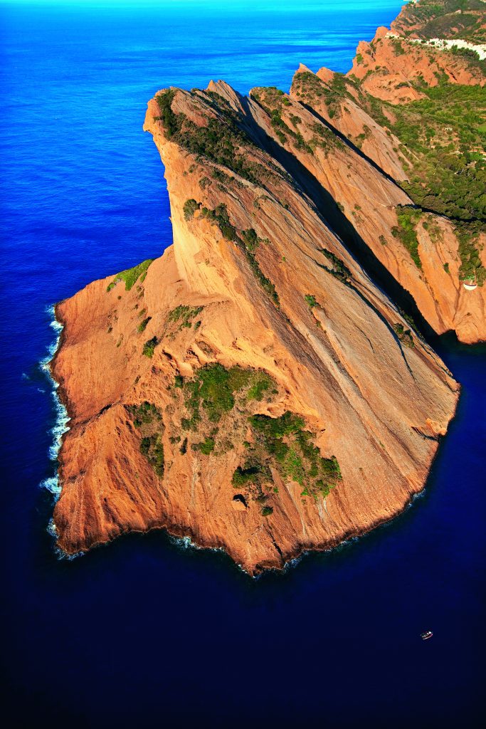 Le rocce rosse
del Bec de l’Aigle
a La Ciotat,
a est di Cassis. Foto Alamy
