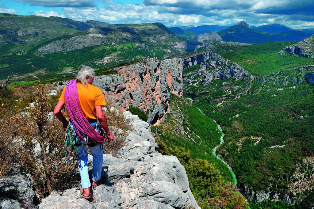 Calarsi dal bordo della falesia è il modo più facile per raggiungere le vie di arrampicata. Qui, Bernard Gorgeon, uno dei “vecchi” arrampicatori del Verdon, sul punto panoramico della Dent d’Aire.