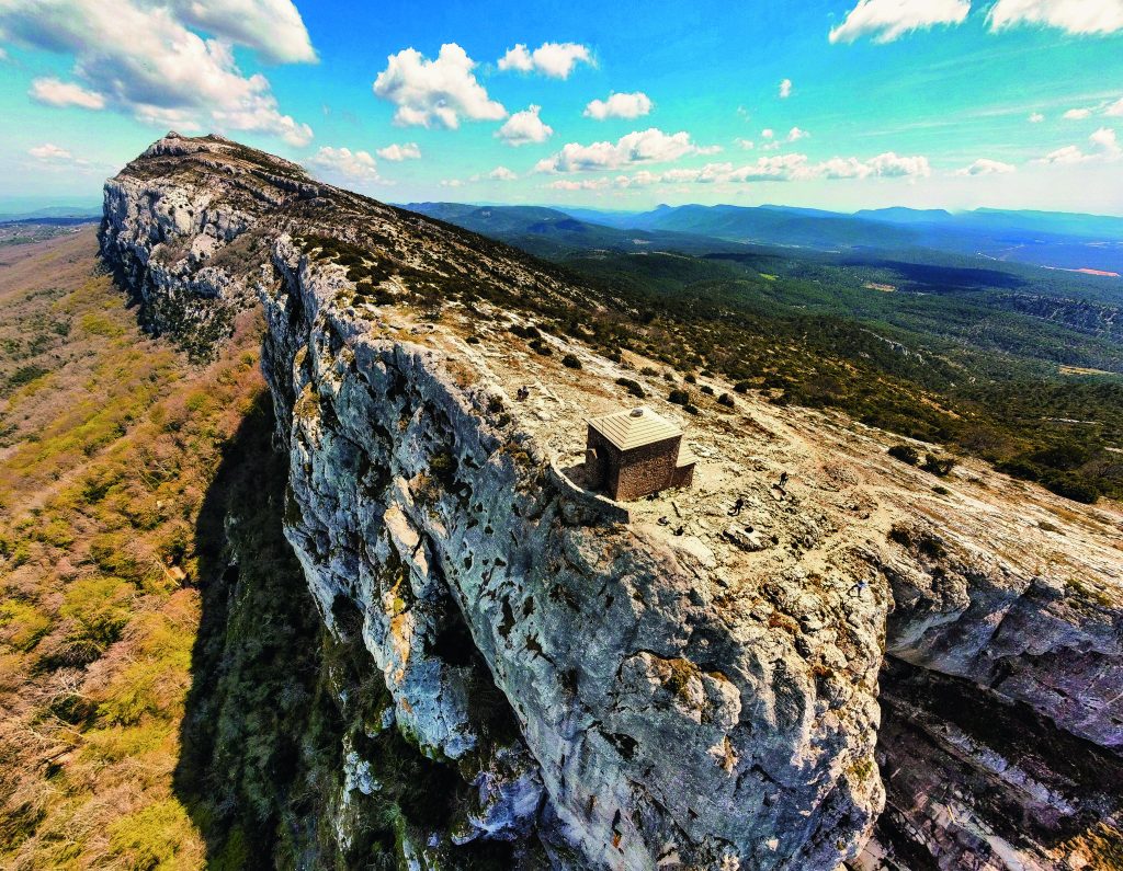 La cappella di Saint-Pilon, sopra la
può comodamente Sainte-Baume, eretta nel luogo dove,
violare contando sulla secondo la tradizione, Maria Maddalena
comodità
si recava per pregare sette volte al
giorno, trasportata in volo dagli angeli. Foto iStock/Getty