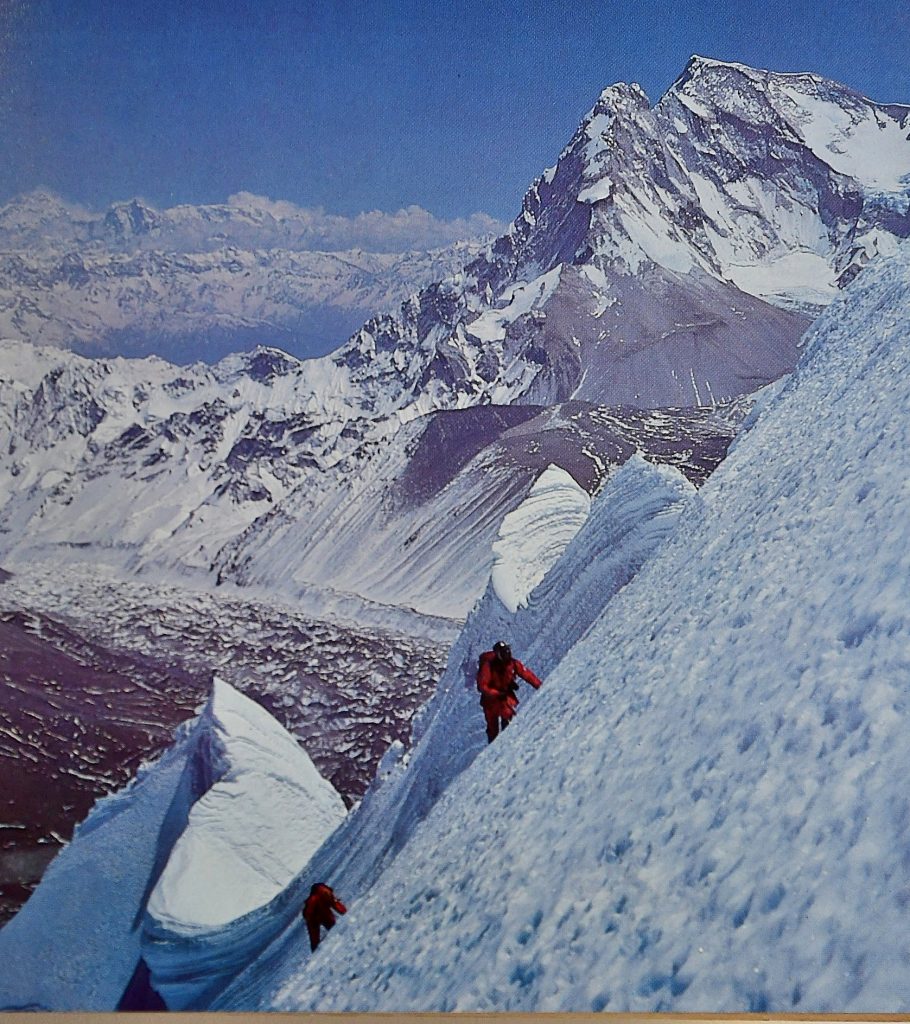 Pete Boardman e Joe Tasker sulla cresta, 6800 metri circa. Alle loro spalle il Chomo Lonzo