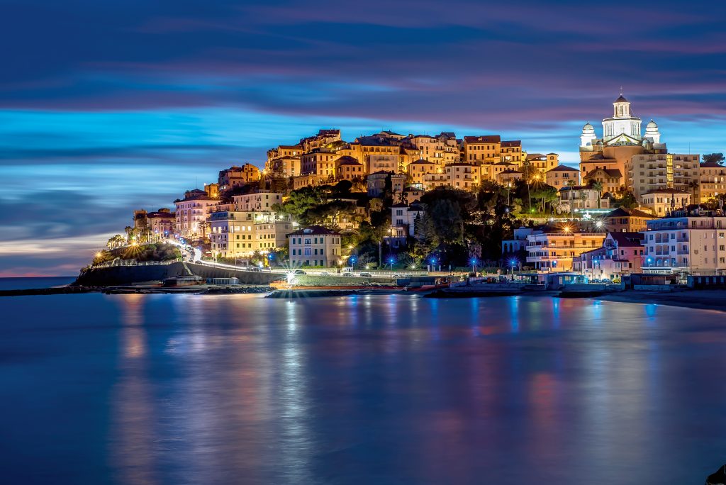 Porto Maurizio. Con Oneglia, forma la città di Imperia. Costruito sul Parasio, il centro storico è un groviglio di vicoli su cui si erge lo sfarzoso duomo eoclassico, la chiesa più grande della Liguria. Dai belvedere la vista spazia sul golfo; ai piedi del promontorio ci sono i borghi Marina e Foce. Foto alessandrogiam/Adobe Stock