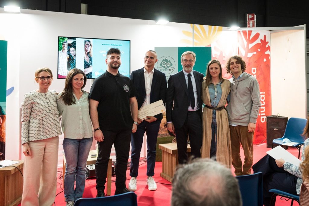 Premiazione ReStartApp 2021 - vincitori con Francesca Campora e Alessandro Garrone
