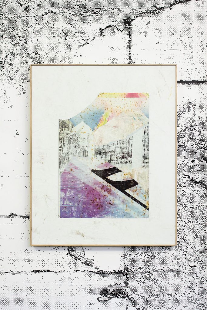  Stefano Comensoli_Nicolò Colciago, Conformazione (Dislivello 06), 2022. Telo in pvc, carta affiche, vetro / stampa blueback, 101 x 81 x 4 cm. Courtesy gli artisti e MUCHO MAS!, Torino