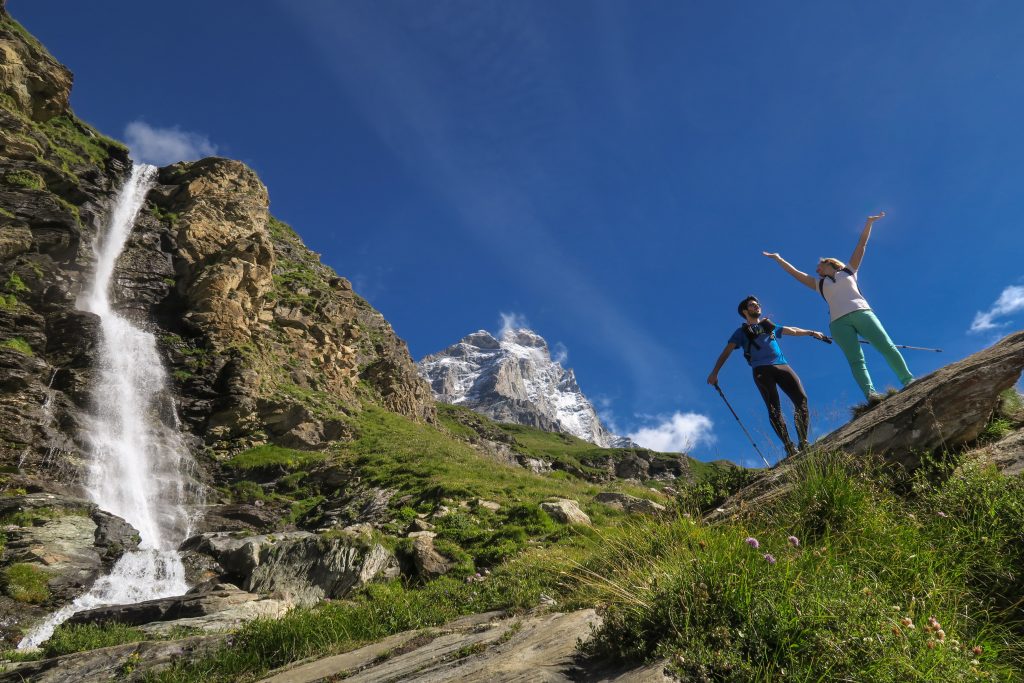 VALLE D'AOSTA-Escursionisti e Cervino (foto Enrico Romanzi)