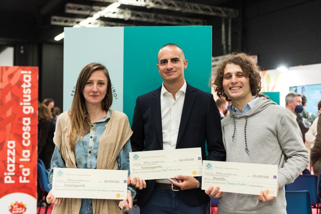 Vincitori ReStartApp 2021 con assegni Baldassarri Arletti Nicastro