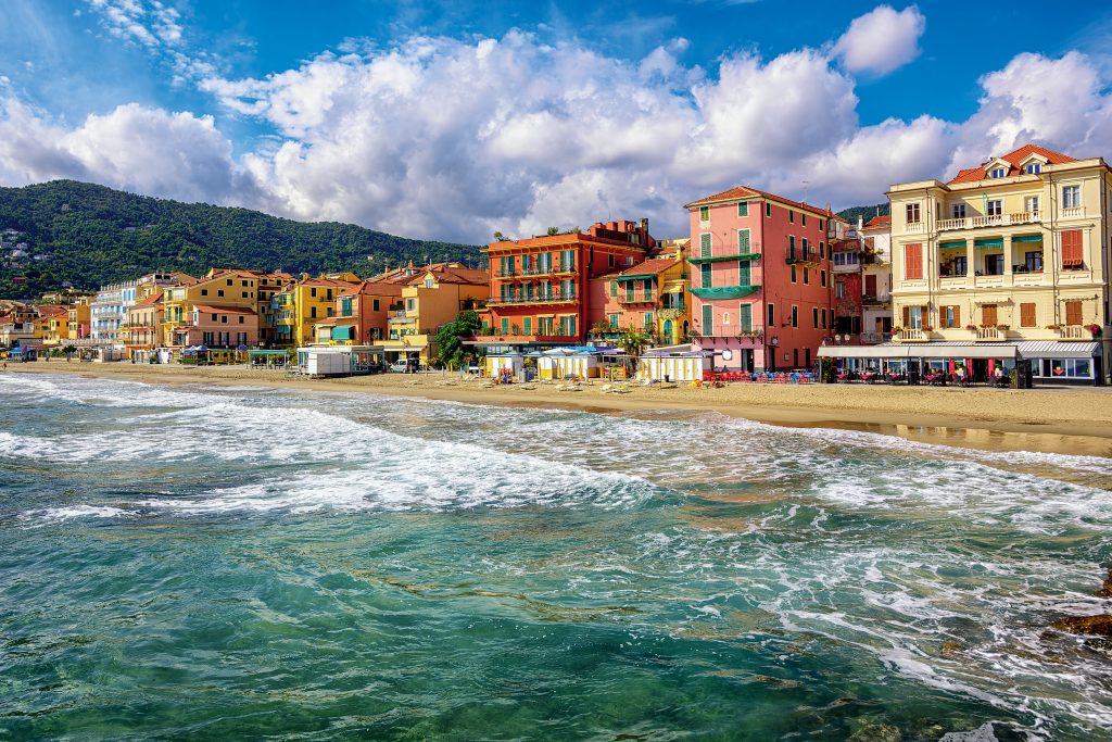 Alassio. Più di tre chilometri di spiaggia, dalla cappelletta ai Caduti del mare sino alla scogliera che la separa da Laigueglia. Una sabbia finissima, costituita da un’alta percentuale di quarzo e silicati. Nella parte centrale, dove c’è il pontile Bestoso, hotel, ristoranti e bar sono quasi in acqua. Foto Boris Stroujko/Adobe Stock