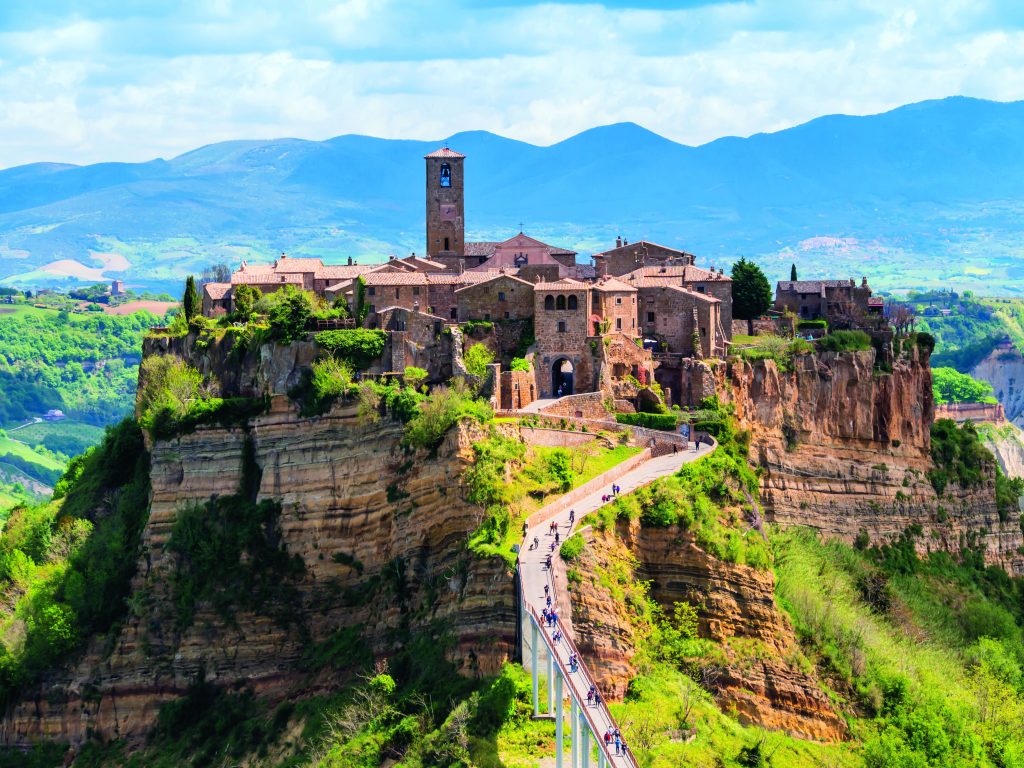 Civita di Bagnoregio (Vt)
è nota come «la città che muore» perché sfida il tempo e l’erosione dello sperone tufaceo su cui è posizionata. Tutt’intorno la Valle dei calanchi, uno spettacolo figlio del vento e della pioggia. Foto iStock
