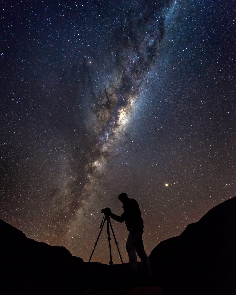Osservazione astronomica notturna - Foto Unsplash @Kyle Goetsch