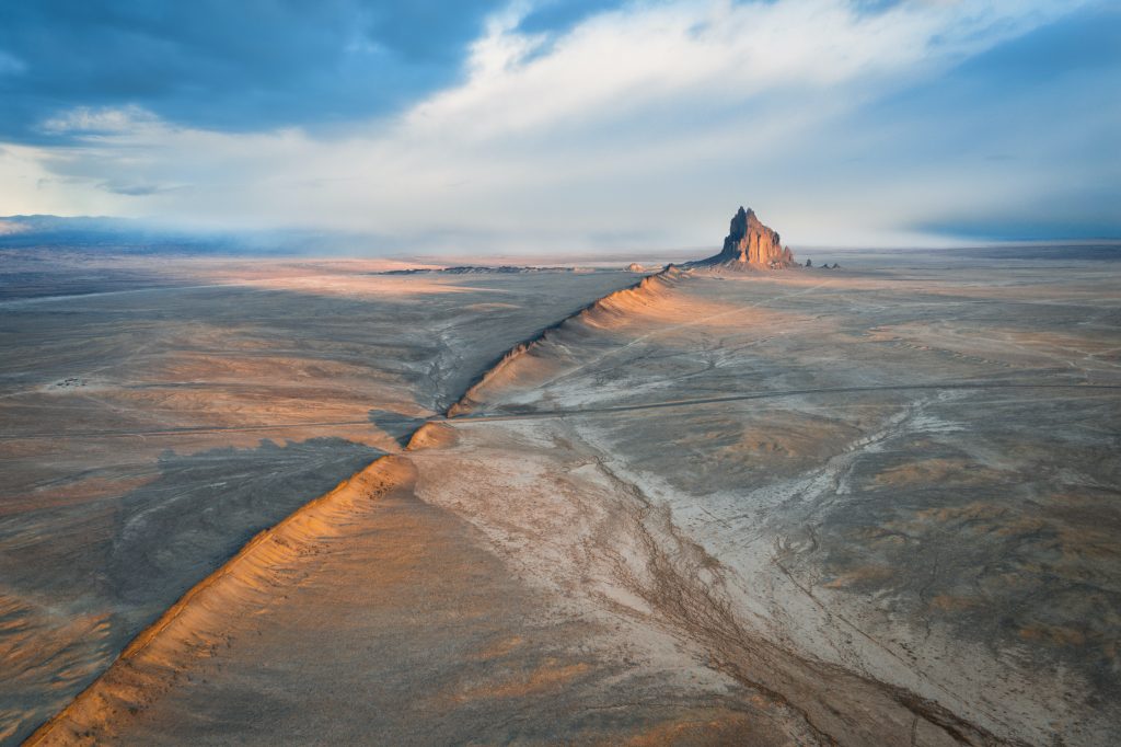 Shiprock - Foto Unsplash @Venti Views