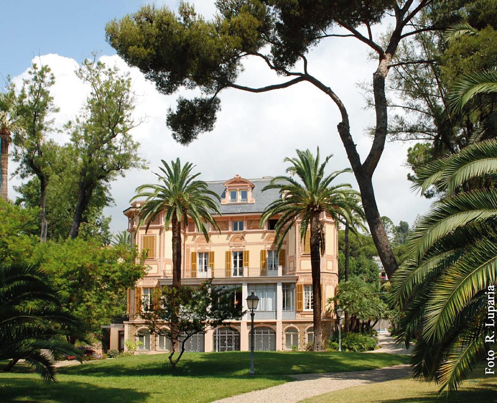 Negli ultimi sei anni di vita Alfred Nobel (Stoccolma, 1833- Sanremo, 1896) abitò da solo in un palazzetto in stile eclettico in corso Cavallotti 116, a Sanremo, circondato da un parco di piante pregiate che allora si estendeva fino al mare. Nel 1891, l’inventore svedese della dinamite acquistò la dimora, che ribattezzò Mio Nido, per 200mila lire, più 10mila per i mobili (www.villanobel.it). Foto L. Luparia