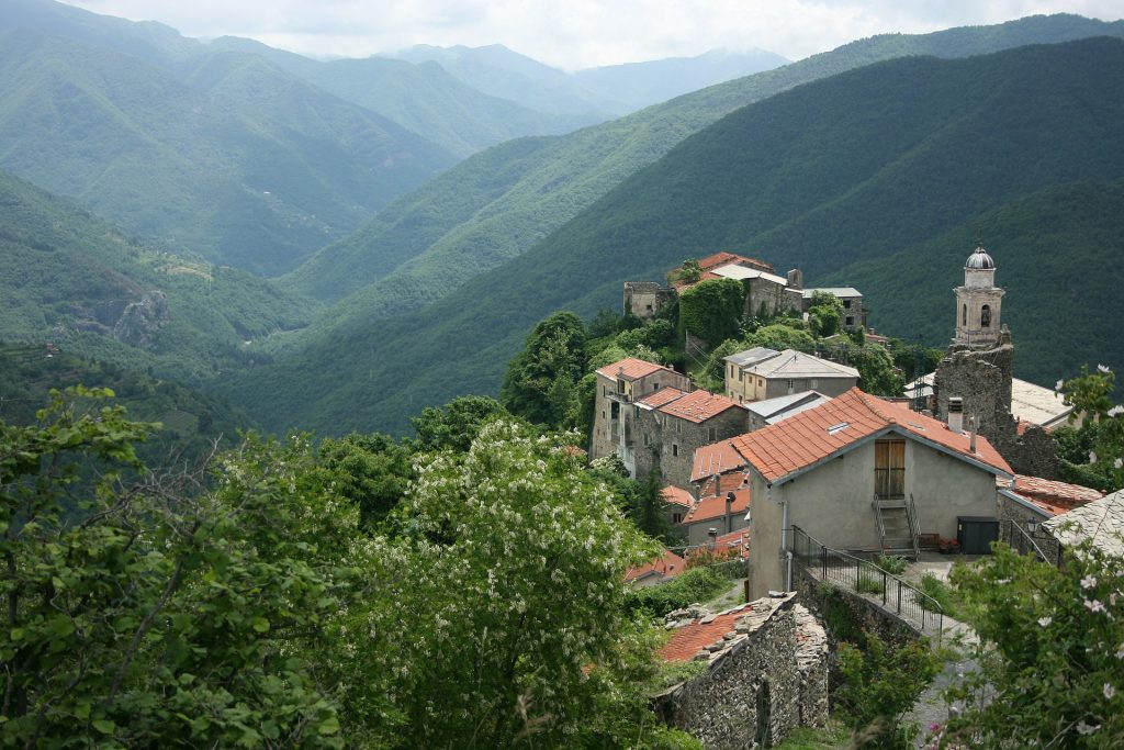 Panorama della Valle Argentina da Triora. Foto via wikimedia commons