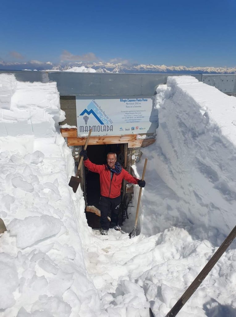 Carlo Budel. 1 giugno 2021, 4 metri di neve alla Capanna - Foto FB Carlo Budel