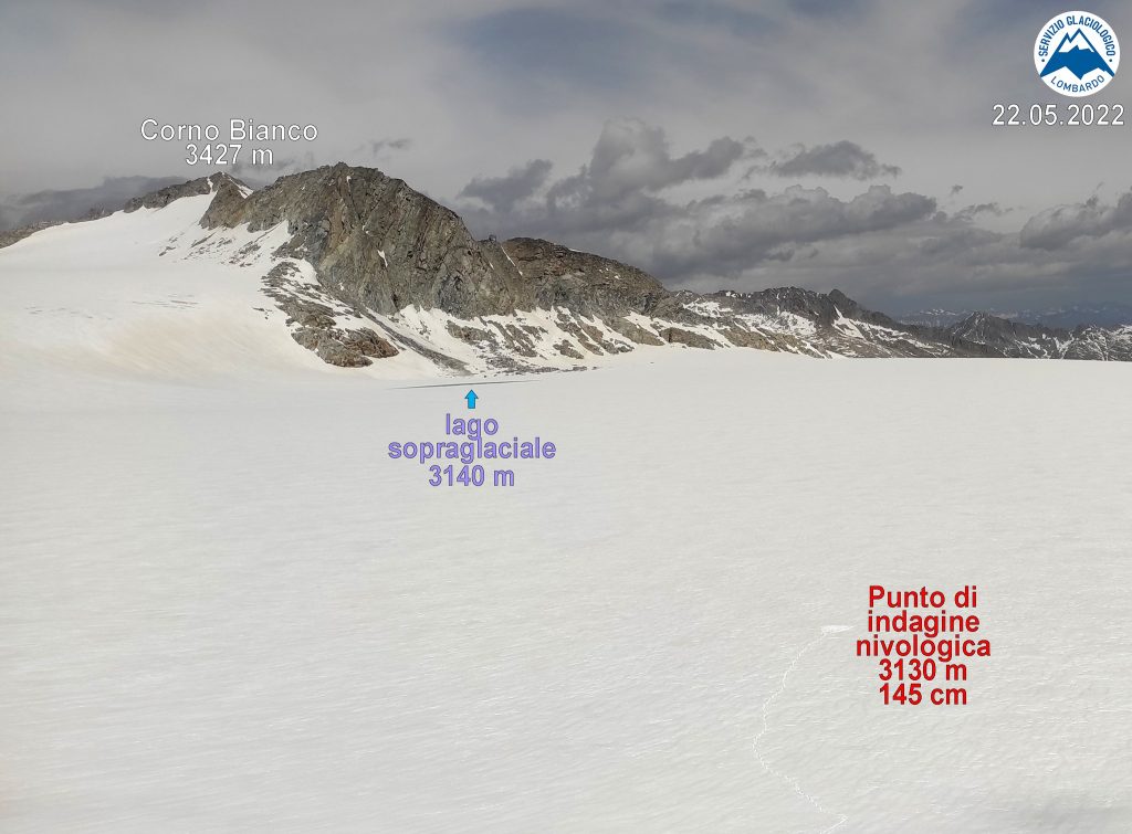 Il lago sopraglaciale ed il punto di indagine nivologica. foto A. Lendvai -  Foto FB SGL - Servizio Glaciologico Lombardo