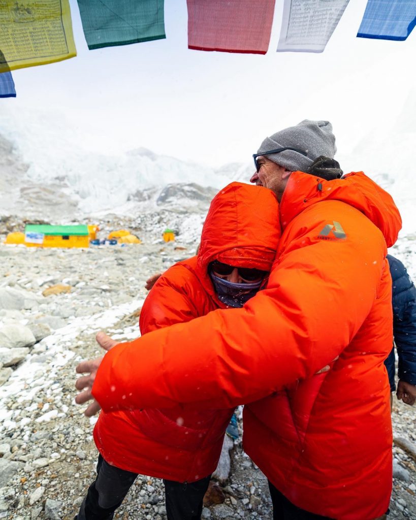 Abbraccio con Carla Perez al CB del Makalu. Foto Adian Ballinger