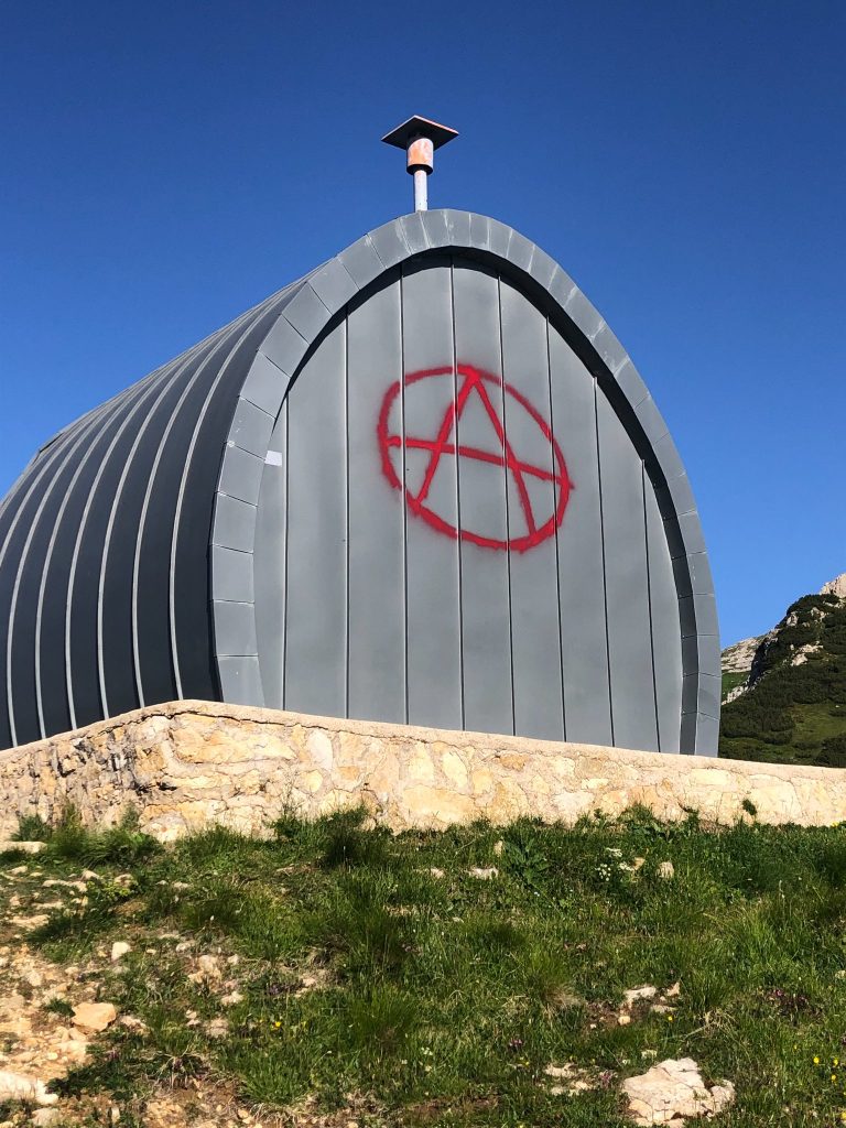Il bivacco vandalizzato - Foto FB Rifugio Achille Papa - Monte Pasubio