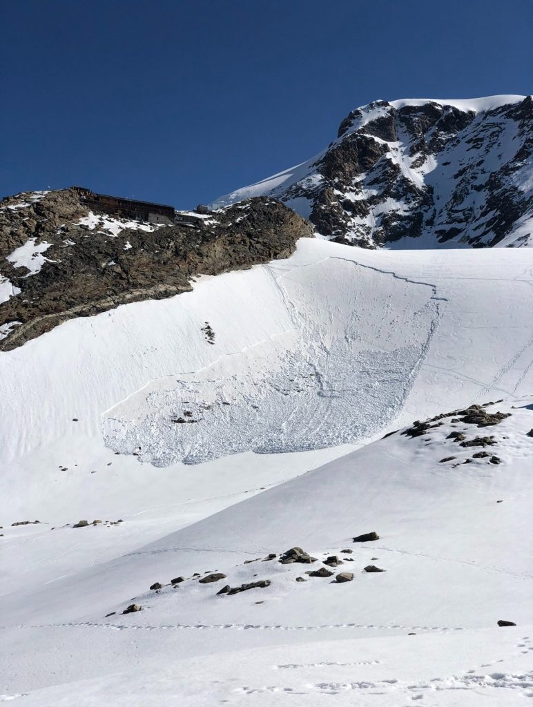 Nel 2021. Ghiacciaio Indren, situato nel massiccio del Monte Rosa (Gressoney) sotto la Gnifetti. Foto Arnoldo Welf e Paolo Comune via Montagna Sicura