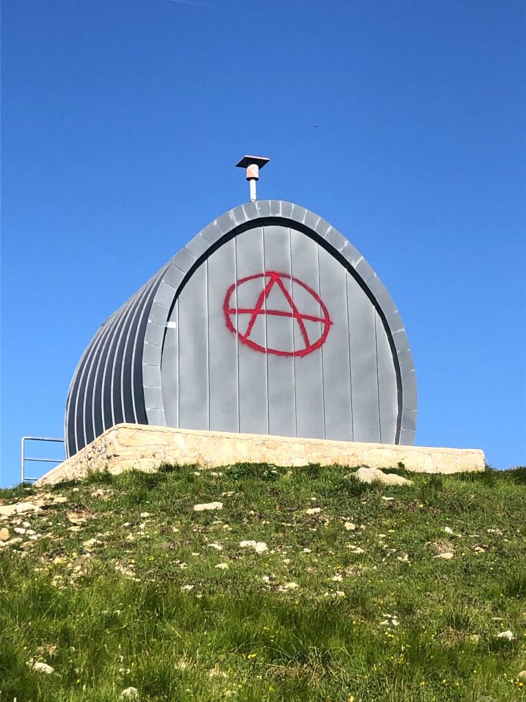 Il bivacco vandalizzato - Foto FB Rifugio Achille Papa - Monte Pasubio