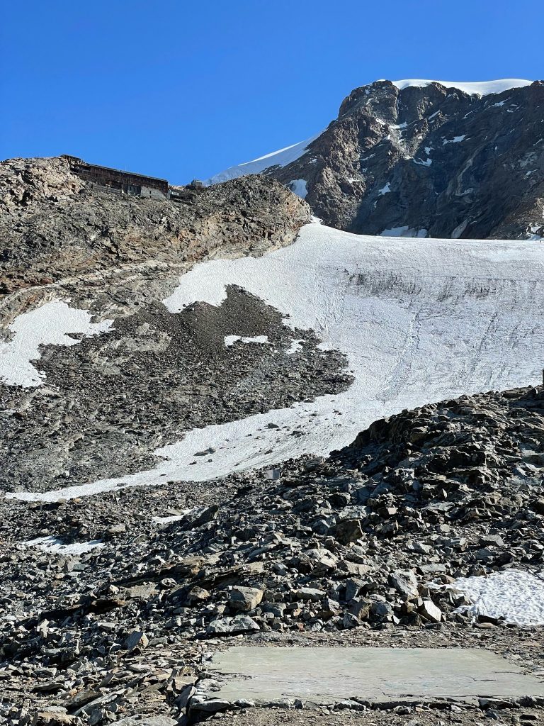 Giugno 2022. Ghiacciaio Indren, situato nel massiccio del Monte Rosa (Gressoney) sotto la Gnifetti. Foto Arnoldo Welf e Paolo Comune via Montagna Sicura