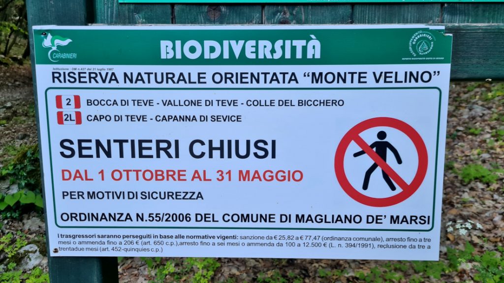 Cartello con minacce di sanzioni in Val di Teve