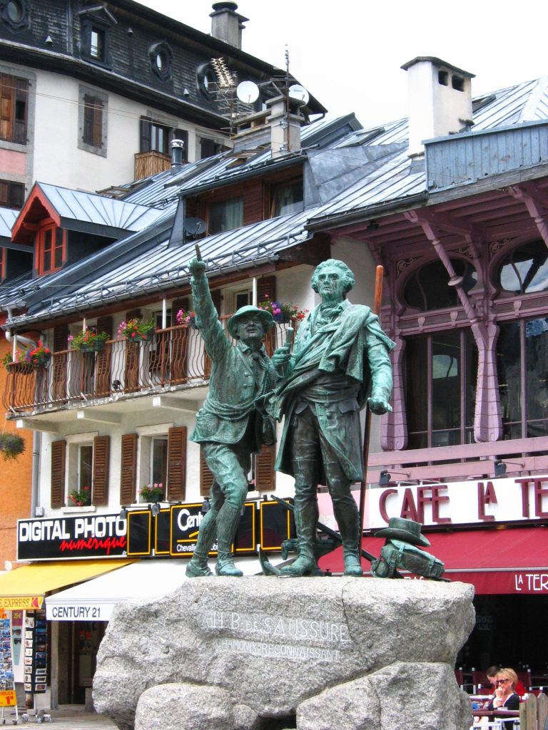 Monumento in onore di Jacques Balmat in compagnia di Horace-Bénédict de Saussure.Via wikimedia commons