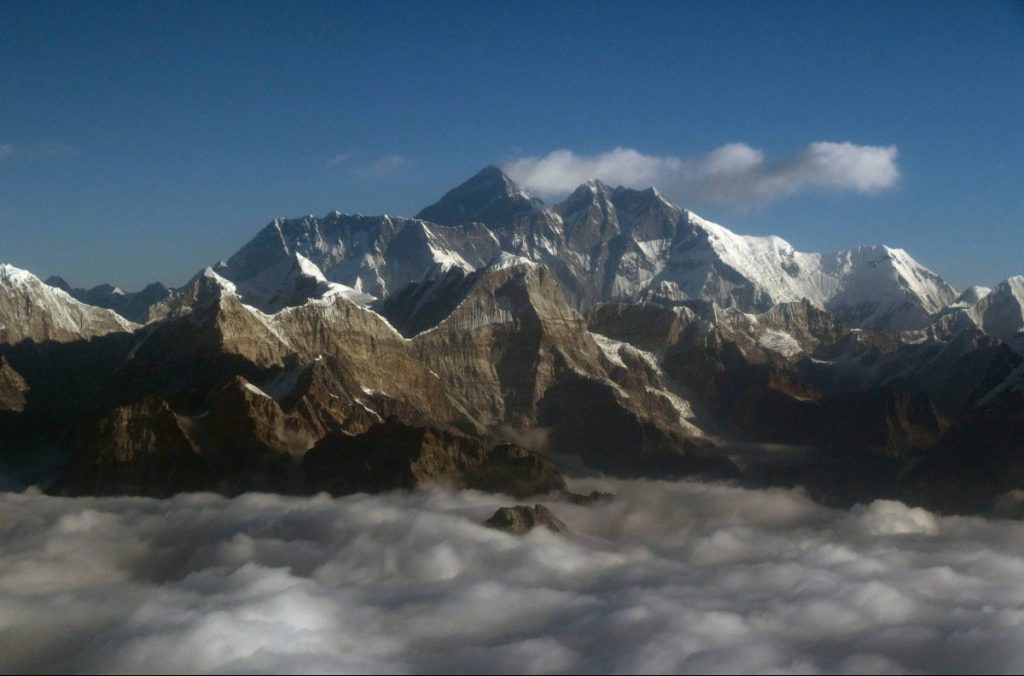 Everest e nubi basse - Foto ANSA (Credit Image: © Aryan Dhimal/ZUMA Wire)