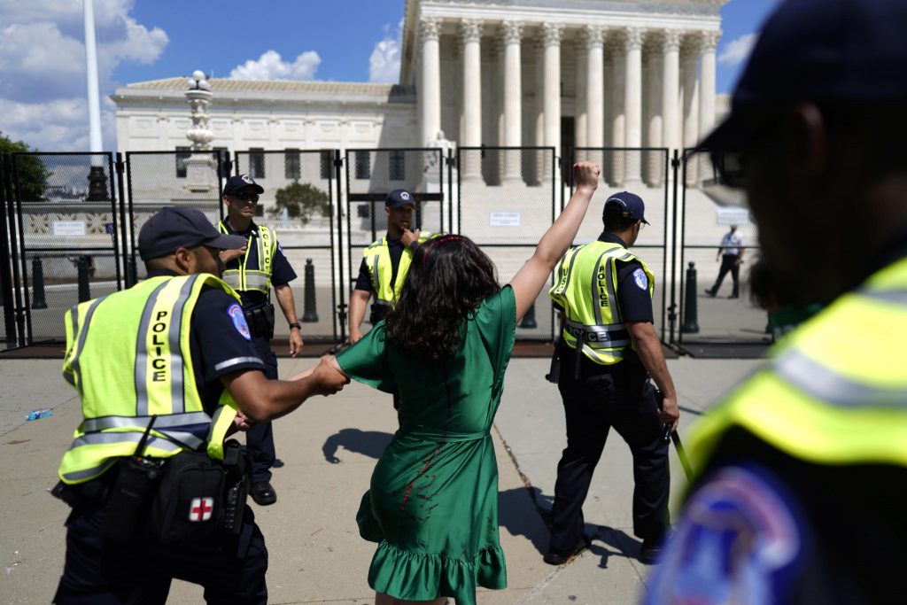 Attivista arrestata durante le proteste fuori dalla Corte Suprema a Washington. Foto EPA/WILL OLIVER - ANSA