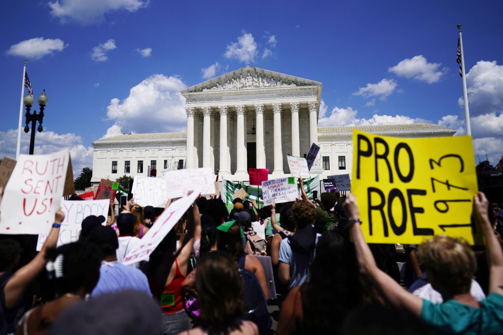 Proteste fuori dalla Corte Suprema a Washington. Foto EPA/WILL OLIVER