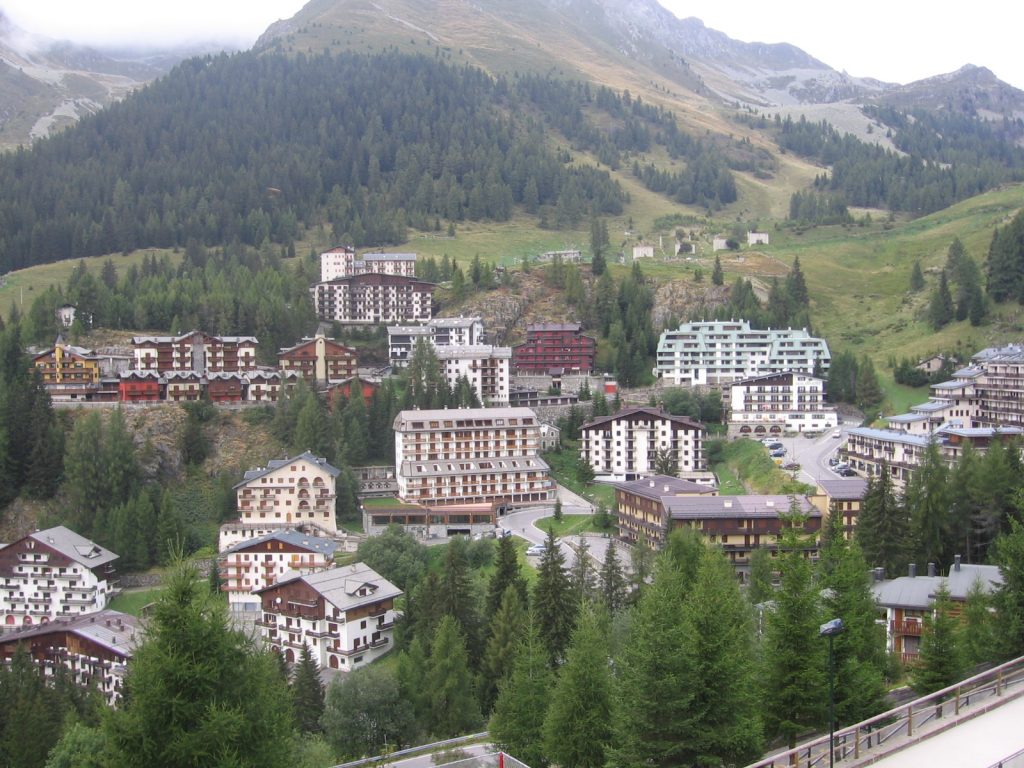 Palazzi e condomini a Foppolo, comprensorio sciistico nelle Orobie bergamasche. Foto via wikimedia commons