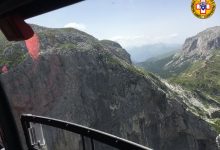 Photo of Volo di una ventina di metri per un alpinista sulla parete del Monte Cavallo