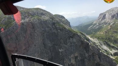 Photo of Volo di una ventina di metri per un alpinista sulla parete del Monte Cavallo