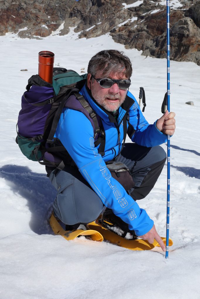 Il presidente SMI Luca Mercalli indica i 165 cm di neve segnati dal sondino da valanga graduato. Foto di Daniele Cat Berro e Luca Mercalli