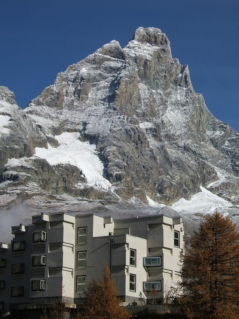Condominio a Cervinia. Foto via wikimedia commons
