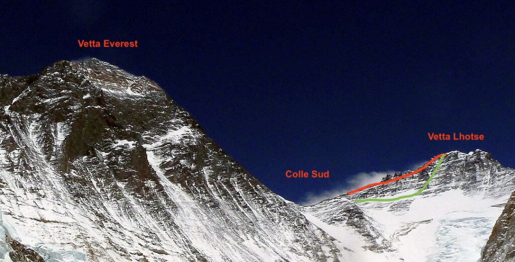 In verde la via di salita da Colle Sud lungo la normale del Lhotse (concatenamento). In rosso la via più alta in cresta per realizzare la traversata.