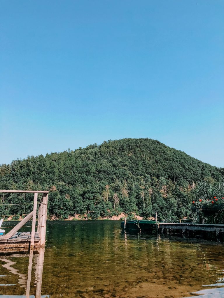 Lago di Monticolo - Foto Unsplash @Elisa Amadori
