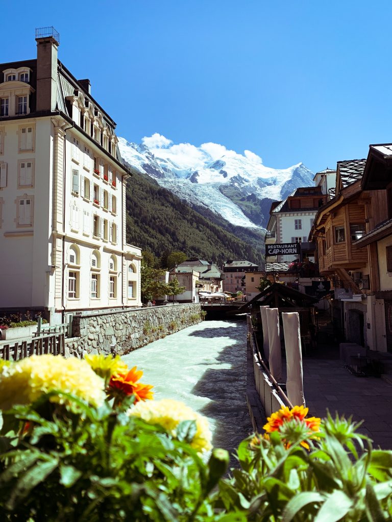 Vista del Monte Bianco dal centro di Chamonix. Foto Jonathan Fors via unsplash