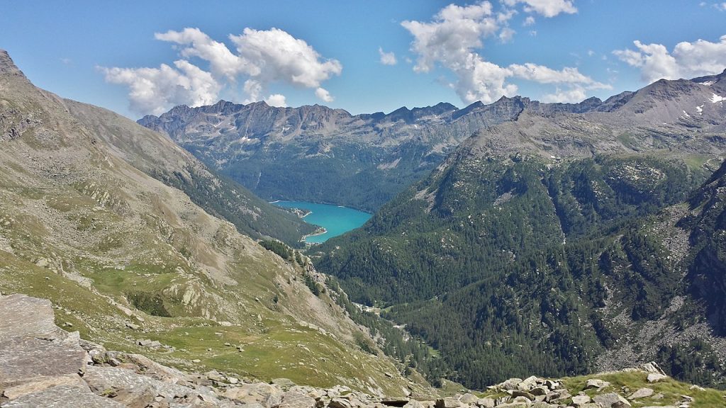 Mulattiera con vista del lago di Ceresole Reale - Foto Wikimedia Commons @AgliettoRiccardo
